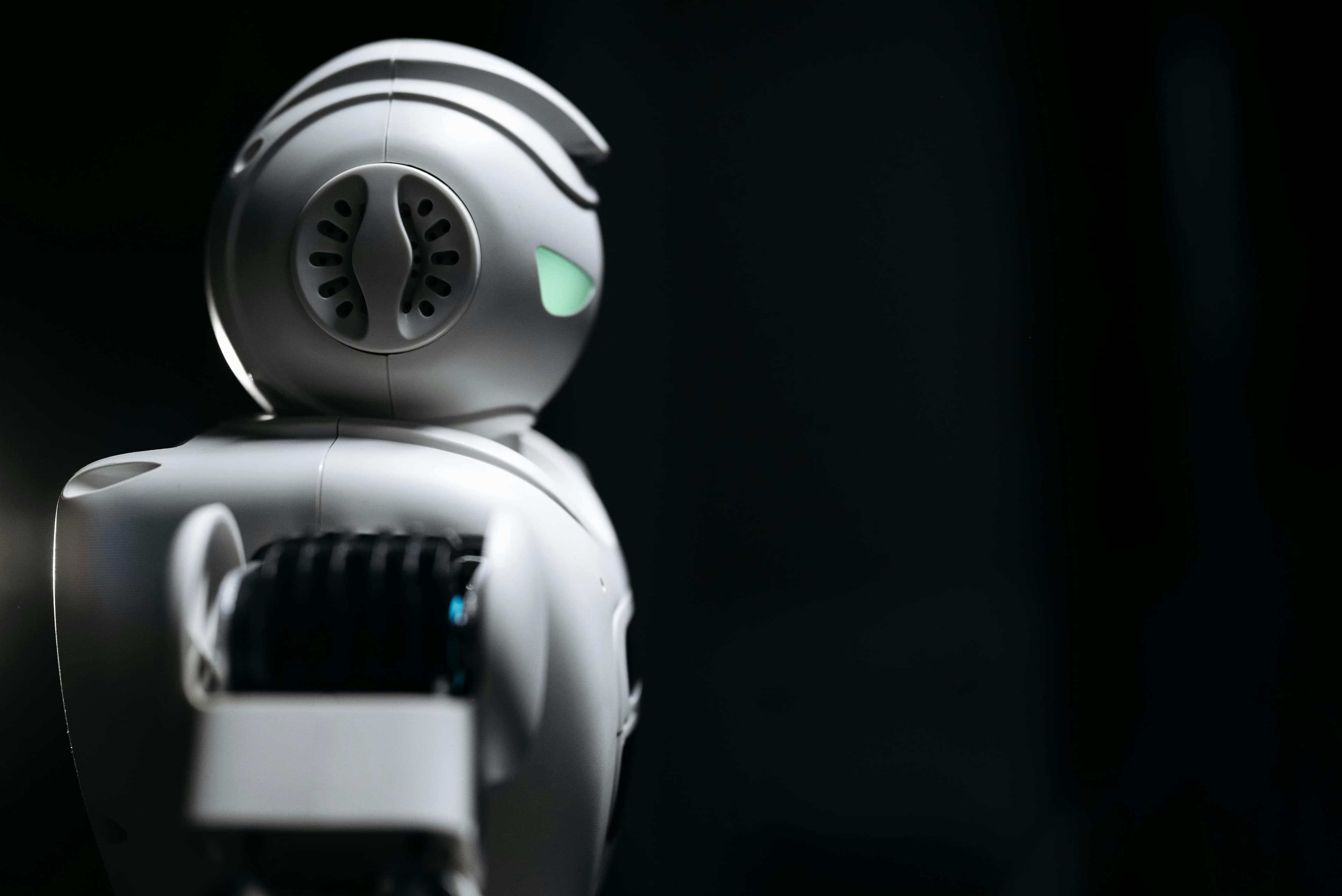 Humanoider Roboter als Darstellung der Integration künstlicher Intelligenz in digitale Anwendungen.